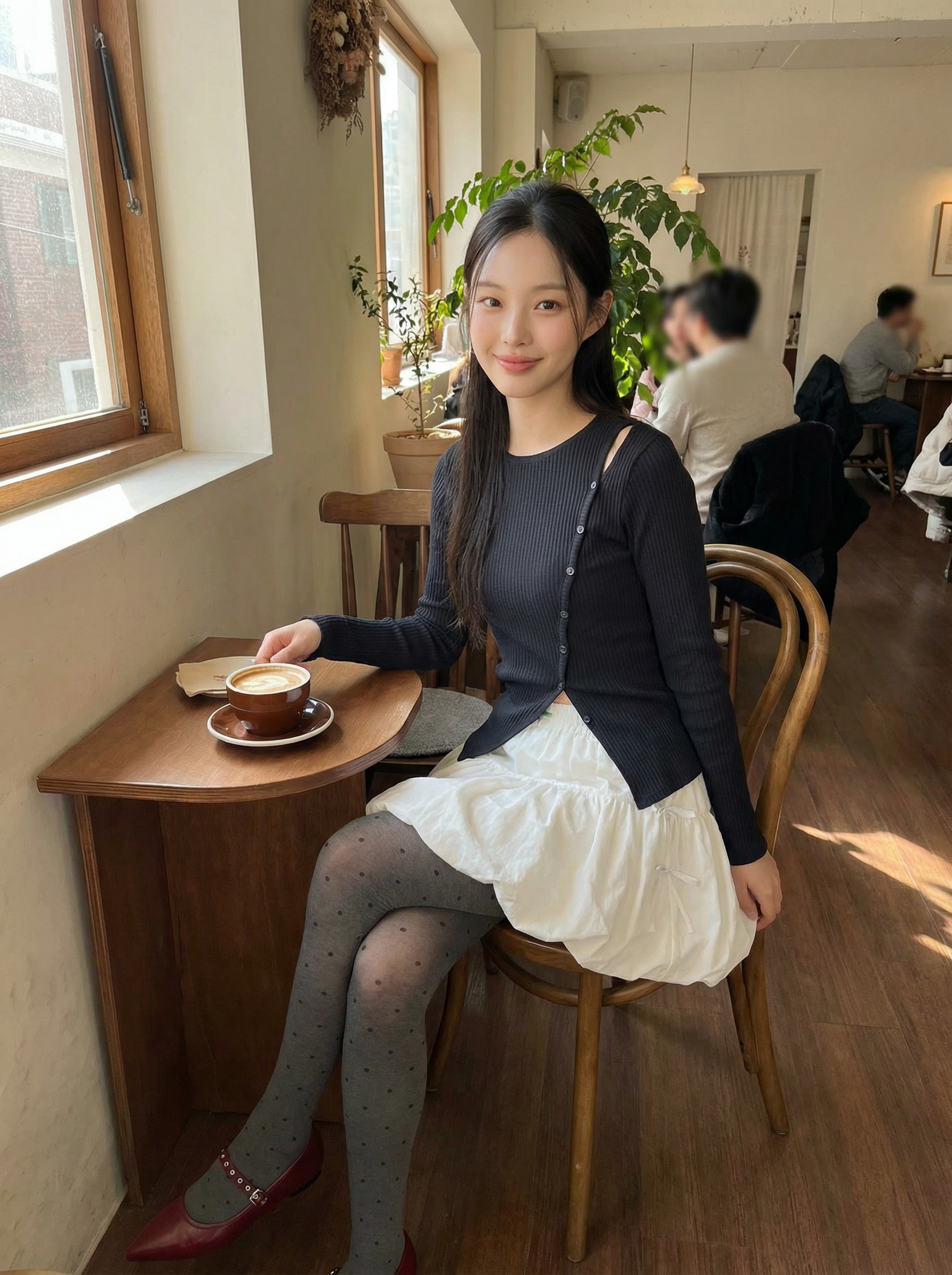 카페 테이블 정면 앵글, 커피잔이 옆에 놓여 있음